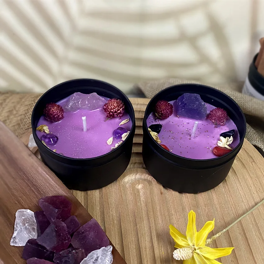 Home Fragrance Scented Candle - ドライフラワークリスタルストーンの香りのキャンドル、黒いブリキの瓶、部屋の香りの装飾、家の装飾、8x5.2cm